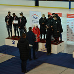 Zastępca Prezydenta Białegostoku Rafał Rudnicki stojący przy podium, gdzie czekają zawodnicy