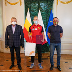 Piłkarz Krystian Furman na wspólnym zdjęciu z prezydentem Tadeuszem Truskolaskim i trenerem Tomaszem Bernatowiczem
