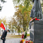 Zastępca Prezydenta Przemysław Tuchliński oddający hołd przed pomnikiem bł. ks. Jerzego Popiełuszki