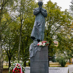 Pomnik bł. ks. Jerzego Popiełuszki oraz złożone wieńce i kwiaty z okazji Dnia Pamięci Duchownych Niezłomnych