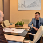 Zastępca prezydenta Rafał Rudnicki podczas spotkania i rozmowy z prezesem Mateuszem Perzyną