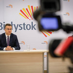 Zastępca Prezydenta Rafał Rudnicki przed kamerą podczas konferencji