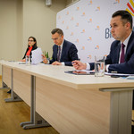 Zastępcy Prezydenta Rafał Rudnicki i Przemysław Tuchliński oraz rzecznik Urszula Boublej przy stole konferencyjnym