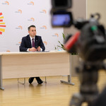Zastępca Prezydenta Przemysław Tuchliński przed kamerą podczas konferencji