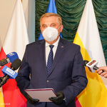Prezydent Tadeusz Truskolaski udzielający wypowiedzi podczas konferencji prasowej