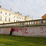 Próba usunięcia napisu na elewacji Pałacu Branickich przez odpowiednie służby
