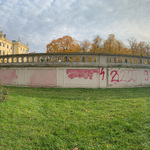 Elewacja muru Pałacu Branickich pomazana czerwonym sprayem