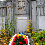 Kwiaty na grobie, złożone w imieniu Prezydenta Tadeusza Truskolaskiego