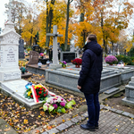 Kwiaty na grobie Elwiry, Wojciecha i Witolda Wieczorków złożone w imieniu Prezydenta Miasta Białegostoku