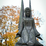 Rzeźba przedstawiająca anioła na cmentarzu w Białymstoku
