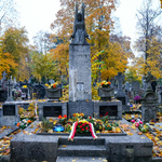 Kwiaty na grobie rodziny Kucharskich, złożone w imieniu Prezydenta Miasta Białegostoku