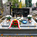Kwiaty na grobie Konstantego Kosińskiego, złożone w imieniu Prezydenta Miasta Białegostoku