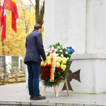 Dyrektor Departamentu Prezydenta składa wieniec przy pomniku na Cmentarzu Wojskowym