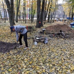 Pracownik podczas wykopalisk w Ogrodzie Branickich