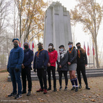 Grupa młodych harcerzy przed pomnikiem na Cmentarzu Wojskowym
