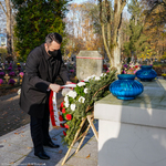 Zastępca Prezydenta Przemysław składający kwiaty pod Pomnikiem na Cmentarzu Wojskowym
