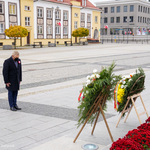 Prezydent Tadeusz Truskolaski składa kwiaty