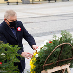 Prezydent Tadeusz Truskolaski składa kwiaty