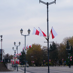 Ulica przystrojona polskimi flagami