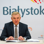 Prezydent Tadeusz Truskolaski przy stole konferencyjnym