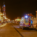 Ambulans z daleka, stojący na Rynku Kościuszki