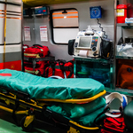 Wnętrze ambulansu z wyposażeniem dla pacjentów