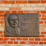 Tablica upamiętniająca Ryszarda Kaczorowskiego na budynku Poradni