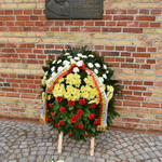Wieniec oraz kwiaty przy tablicy upamiętniającej prezydenta Ryszarda Kaczorowskiego