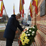 Prezydent Tadeusz Truskolaski składający wieniec pod upamiętniającą tablicą