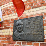 Tablica upamiętniająca prezydenta Ryszarda Kaczorowskiego na budynku Poradni