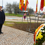 Prezydent Tadeusz Truskolaski oddający hołd przed upamiętniającą tablicą