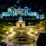 Pałac Branickich oświetlony nocą