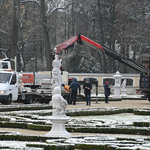Samochód ciężarowy i dźwig ekipy montażowej w ogrodach Pałacu Branickich