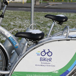 Logo BiKeR-a na jednym z rowerów (zbliżenie)