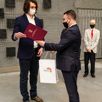 Zastępca prezydenta Adam Musiuk wręcza nagrodę laureatowi