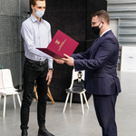 Zastępca prezydenta Adam Musiuk wręcza nagrodę laureatowi