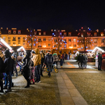 Oświetlony jarmark świąteczny na Rynku Kościuszki