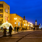 Mieszkańcy spacerujący w rozświetlonym centrum Białegostoku
