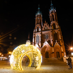 Podświetlona bombka na placu przed Archikatedrą Białostocką