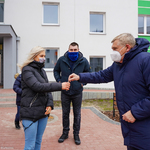 Prezydent Tadeusz Truskolaski przekazuje klucze do mieszkania jednej z rodzin