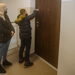 Najmłodszy członek rodziny otwiera drzwi do nowego mieszkania