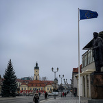 Flaga Unii Europejskiej na maszcie obok pomnika Józefa Piłsudskiego