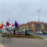 Flagi Polski, Białegostoku, a także Unii Europejskiej przy centrum przesiadkowym