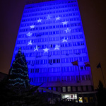 Budynek Urzędu Miejskiego podświetlony w barwach Unii Europejskiej