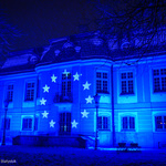 Pałacyk Ślubów od strony parku podświetlony w barwach Unii Europejskiej