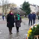 Uczestnicy Dni Zamenhofa składają kwiaty pod pomnikiem Ludwika Zamenhofa