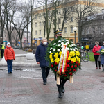Prezydent Tadeusz Truskolaski składa kwiaty pod pomnikiem Ludwika Zamenhofa