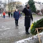 Prezydent Tadeusz Truskolaski składa kwiaty pod pomnikiem Ludwika Zamenhofa