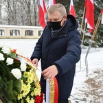 Prezydent Tadeusz Truskolaski składa kwiaty pod pomnikiem błogosławionego księdza Jerzego Popiełuszki