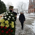 Prezydent Tadeusz Truskolaski składa kwiaty pod pomnikiem błogosławionego księdza Jerzego Popiełuszki